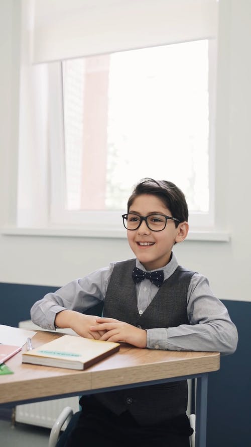 有关儿童, 坐, 垂直视频的免费素材视频