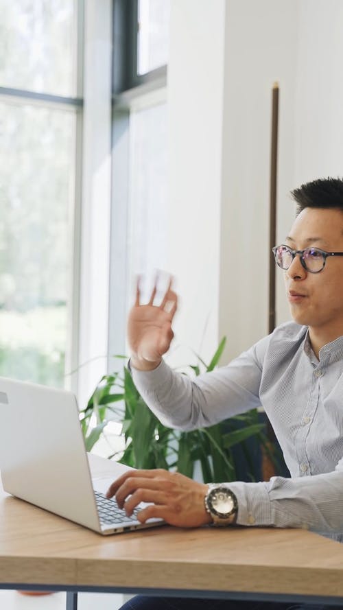 有关互联网, 人, 坐的免费素材视频