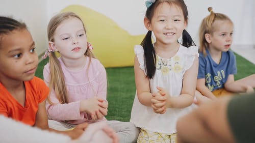 有关坐, 多样化, 女人的免费素材视频