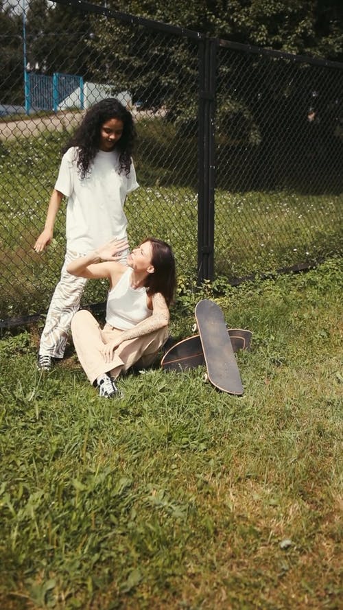 有关坐, 垂直视频, 女性的免费素材视频