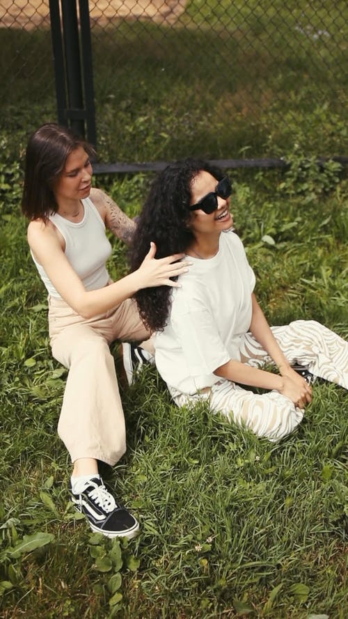 有关2, 修理头发, 公园的免费素材视频