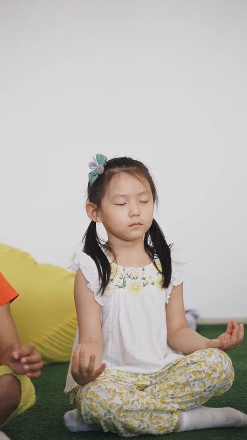 有关冷静, 双腿交叉, 在地上的免费素材视频