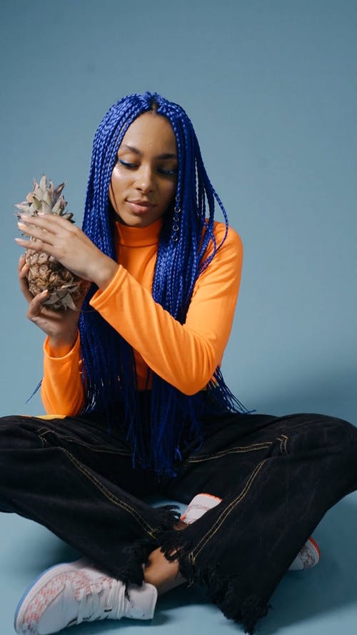 有关坐, 垂直视频, 握住的免费素材视频