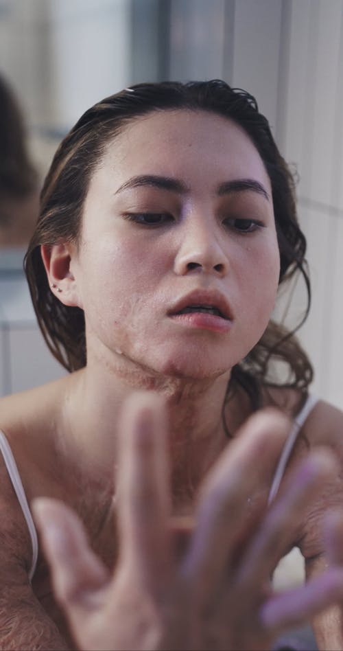 有关垂直视频, 女人, 手的免费素材视频