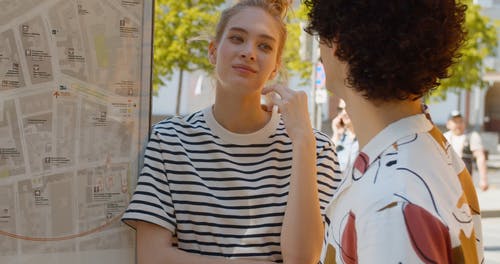 有关一对, 地图, 微笑的免费素材视频