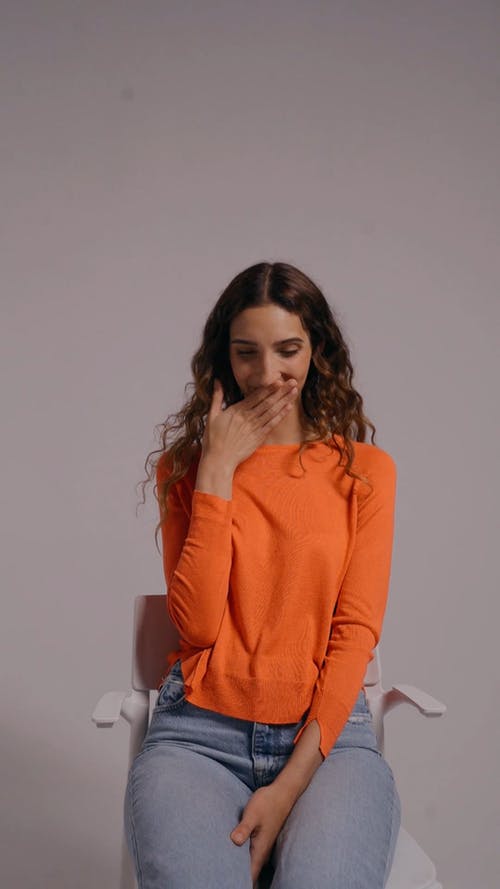 有关喜悦, 坐, 垂直视频的免费素材视频