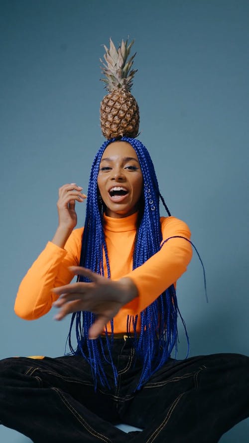 有关垂直视频, 工作室拍摄, 微笑的免费素材视频