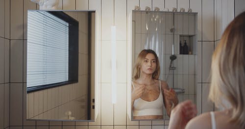 有关内衣, 反射, 室内的免费素材视频