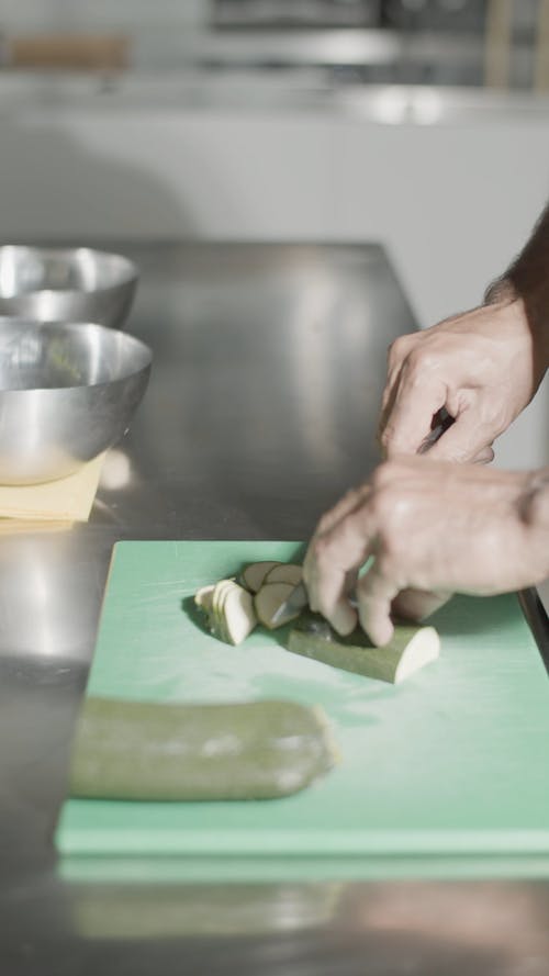 有关刀, 垂直视频, 小黄瓜的免费素材视频