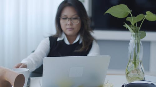 有关呷, 坐, 女商人的免费素材视频