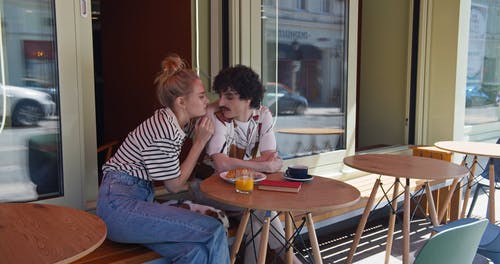 有关@户外, 一对, 一杯咖啡的免费素材视频