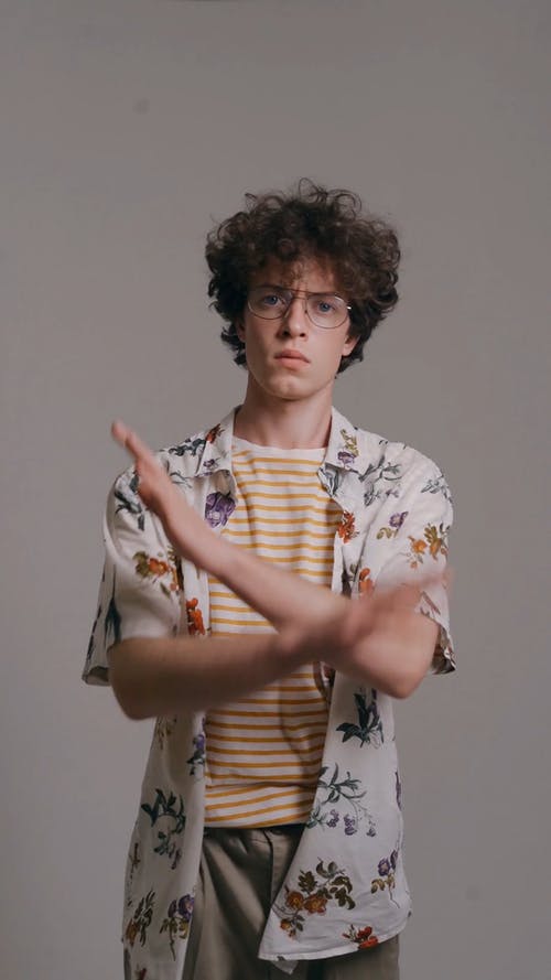 有关垂直视频, 工作室拍摄, 年轻人的免费素材视频