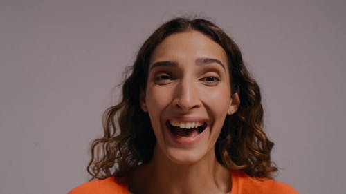 有关卷发, 大眼睛, 女人的免费素材视频