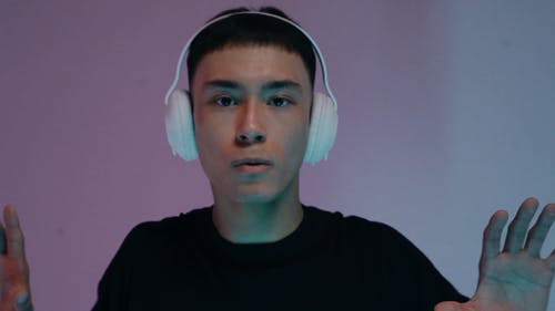 有关人, 听音乐, 室内的免费素材视频