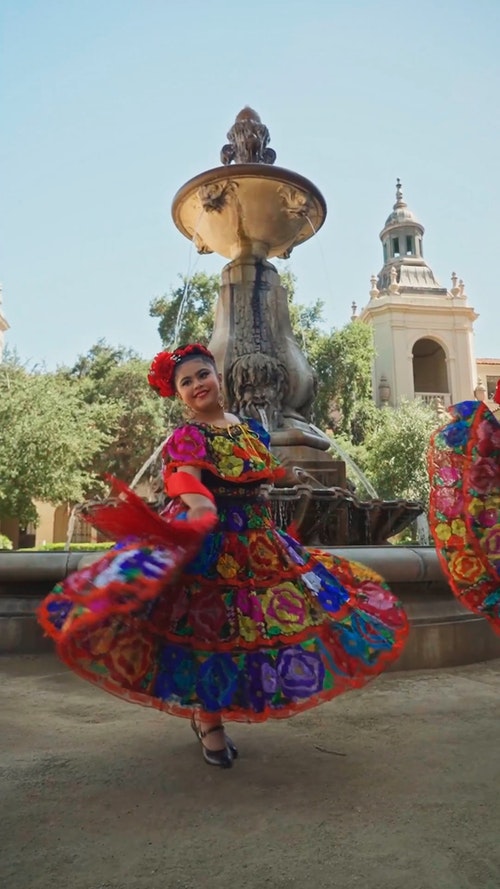 一个穿着墨西哥传统服装的女孩在喷泉旁跳舞 · 免费素材视频