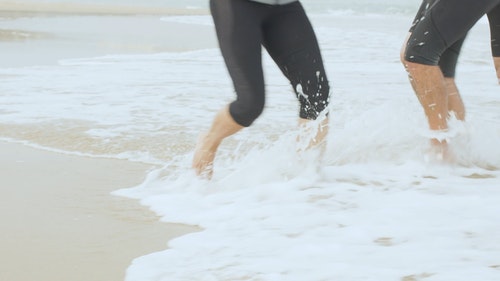 有关人,岸边,波浪崩溃的免费素材视频