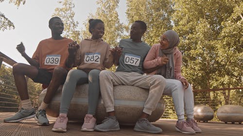 有关一群朋友, 一起, 举起手臂的免费素材视频