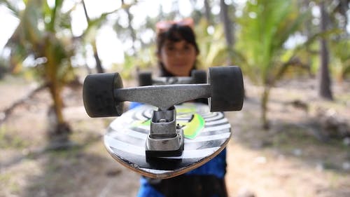 有关上下翻转, 年轻女子, 卷起来的免费素材视频