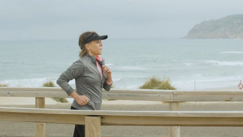 有关慢跑者, 成熟, 海滩的免费素材视频