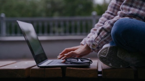 有关3C用品,人,坐的免费素材视频