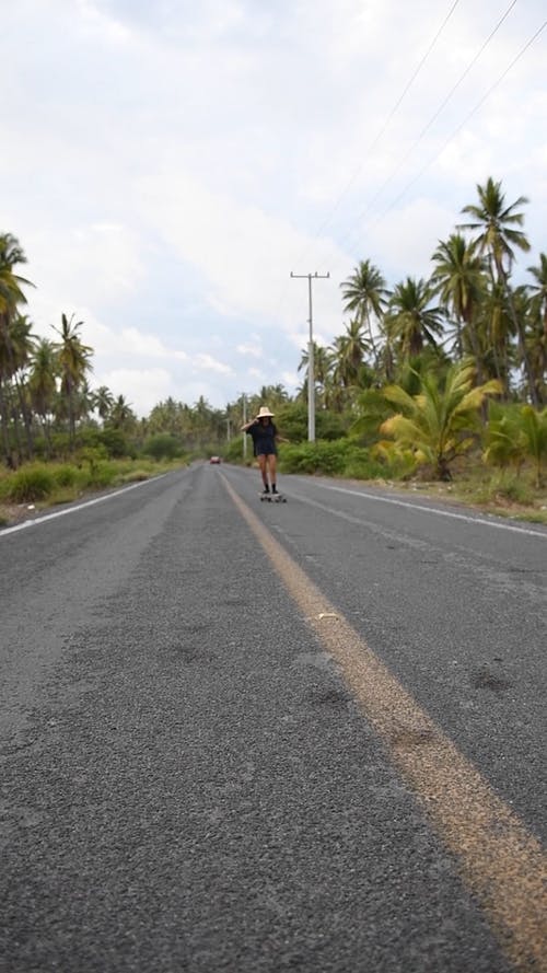有关休闲装, 垂直视频, 年轻女子的免费素材视频