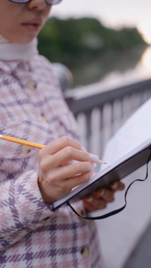 有关垂直视频, 女人, 写作的免费素材视频