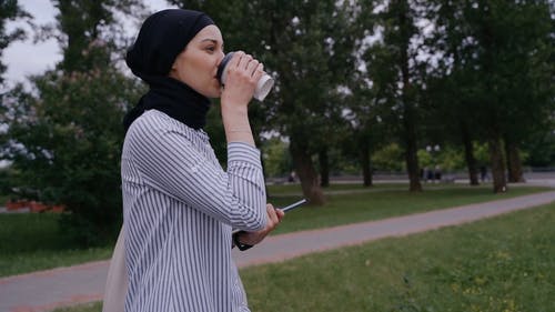 有关一杯咖啡, 人, 喝的免费素材视频