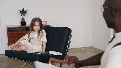 有关儿童, 坐, 女孩的免费素材视频