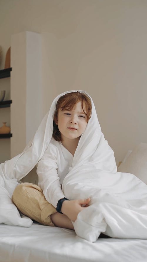 有关坐, 垂直视频, 小孩的免费素材视频