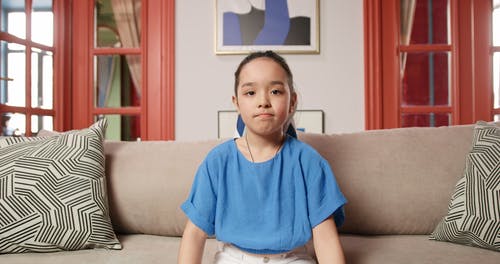 有关坐, 女孩, 室内的免费素材视频