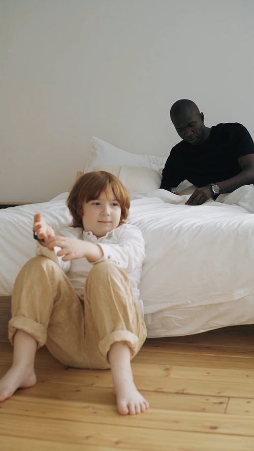 有关儿童, 地板, 坐的免费素材视频