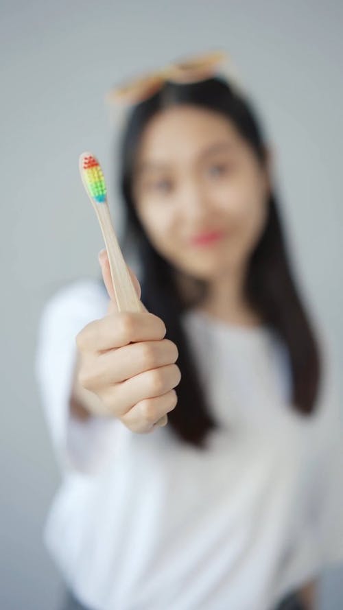 有关口腔卫生, 垂直视频, 墨镜的免费素材视频