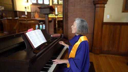 有关女人, 宗教, 弹钢琴的免费素材视频