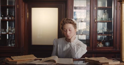 有关严肃, 图书, 坐的免费素材视频