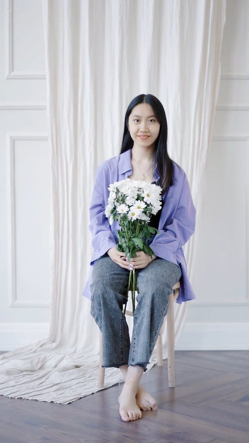 有关人, 坐, 垂直视频的免费素材视频