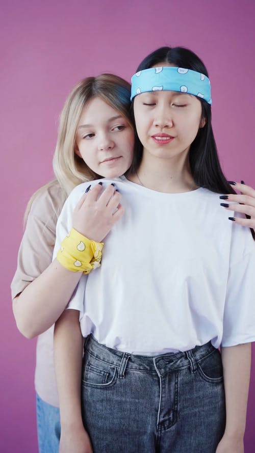 有关一对, 休闲服, 印花大手帕的免费素材视频