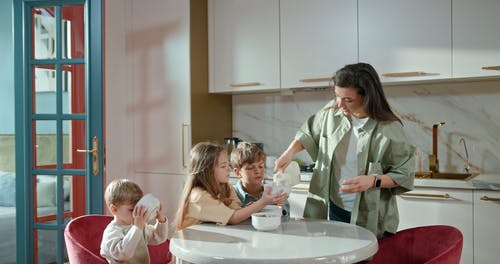 有关倾注, 在家, 家人的免费素材视频