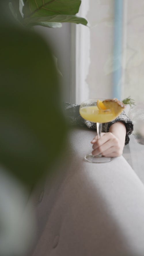 有关人, 坐, 垂直视频的免费素材视频