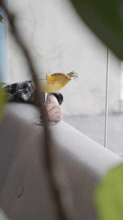 有关喝, 在窗户旁边, 垂直视频的免费素材视频