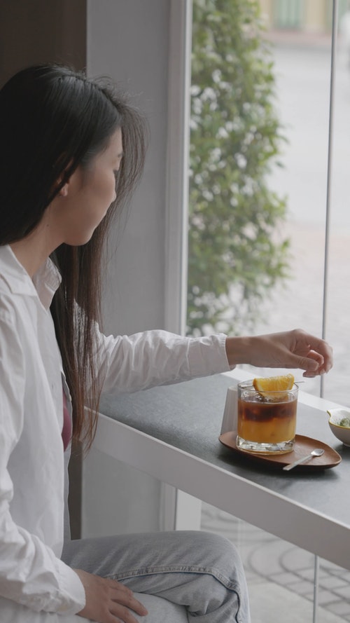 有关人,喝,坐的免费素材视频