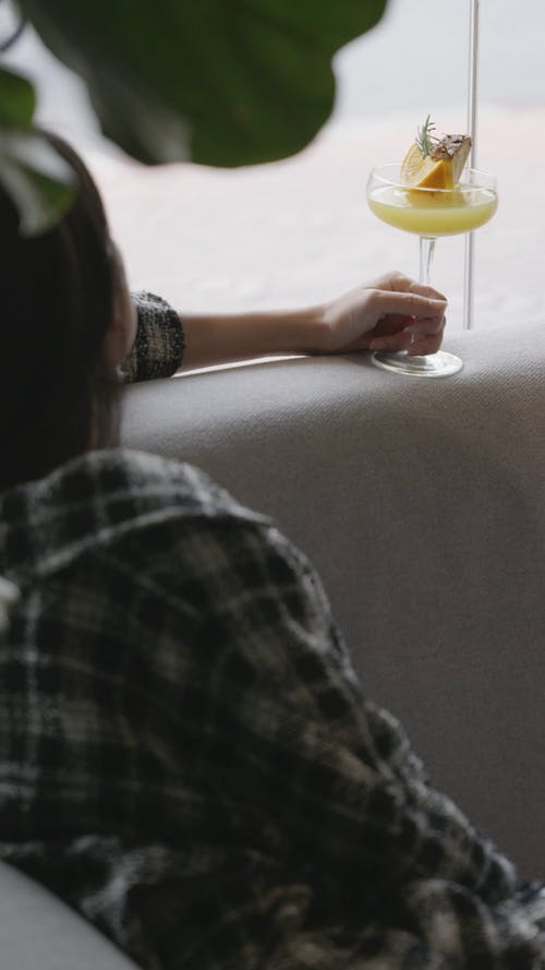 有关喝, 在窗户旁边, 垂直视频的免费素材视频