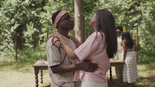 有关一对, 人, 印花大手帕的免费素材视频