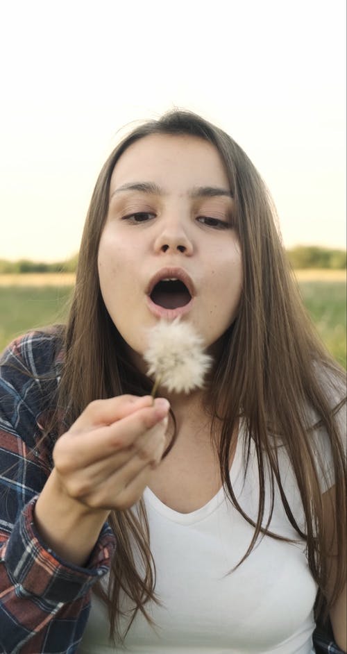 有关吹, 垂直视频, 女人的免费素材视频