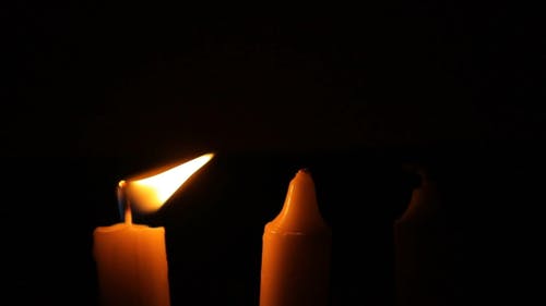 有关手, 漆黑, 点燃的蜡烛的免费素材视频
