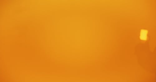 有关orange_background, 人, 手电筒的免费素材视频