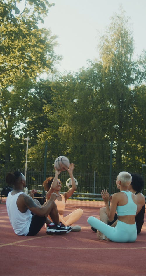 有关一群人, 坐, 垂直视频的免费素材视频