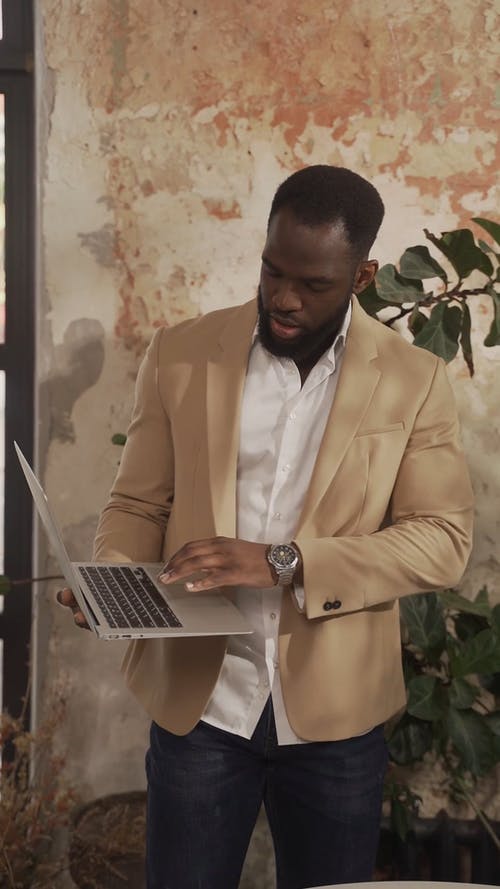 有关3C用品, 人, 垂直视频的免费素材视频