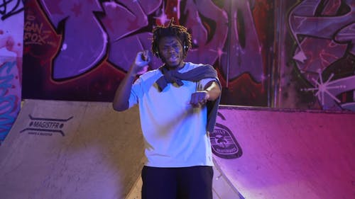 有关人, 唱歌, 年轻的免费素材视频