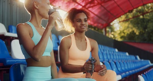 有关主动穿着, 喝, 坐的免费素材视频