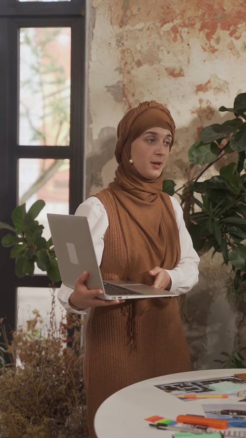 有关3C用品, 垂直视频, 女人的免费素材视频